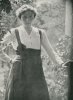 Ein Schwarz-Weiss-Foto einer jungen Frau in einem Garten.