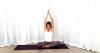 Eine Frau in Yoga-Pose auf einer Sportmatte.